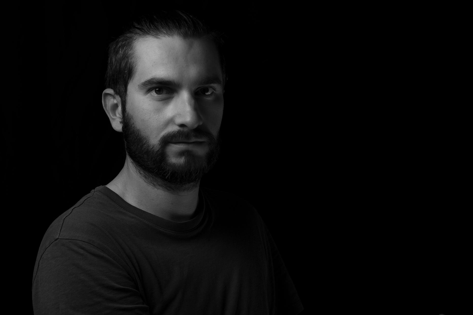 Portrait en noir et blanc de Kevin RUBY sur fond noir